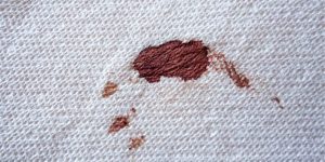 لکه خون روی فرش