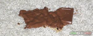 لکه شکلات روی فرش