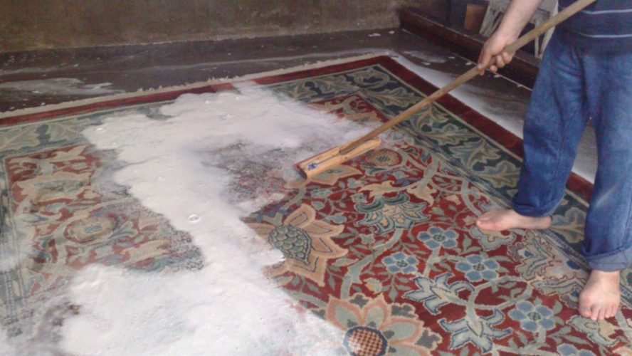تصویری از شستشوی فرش در شرکت قالیشویی فرش حرفه ای