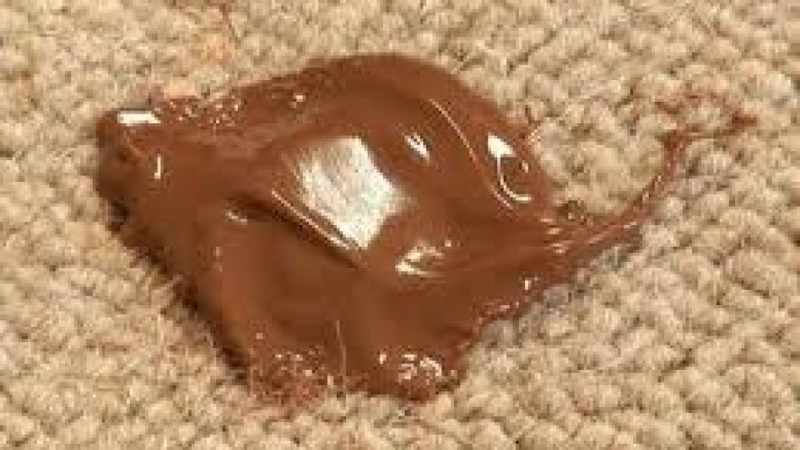 لکه شکلات روی فرش